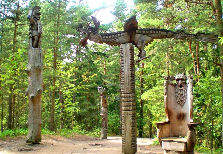 Count the carvings over spooky Witches' Hill, Juodkrante