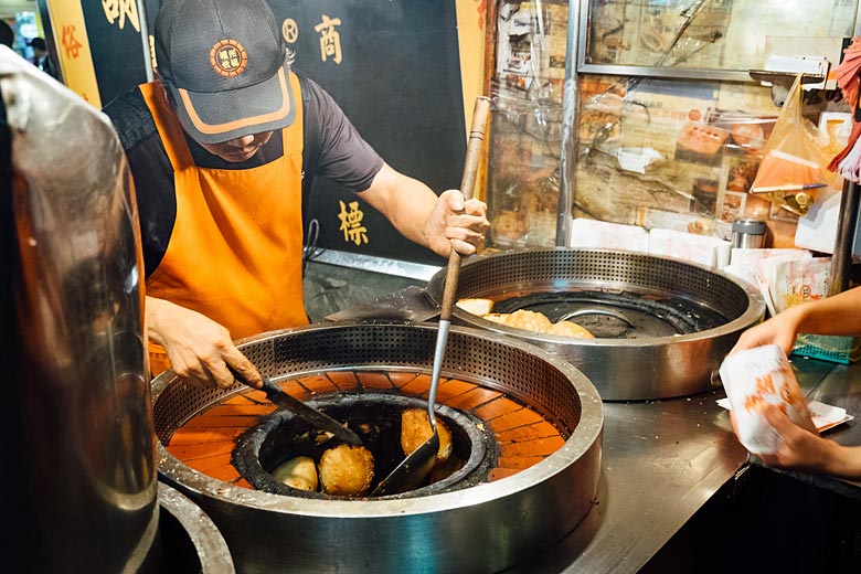 Black pepper buns at  Raohe night market