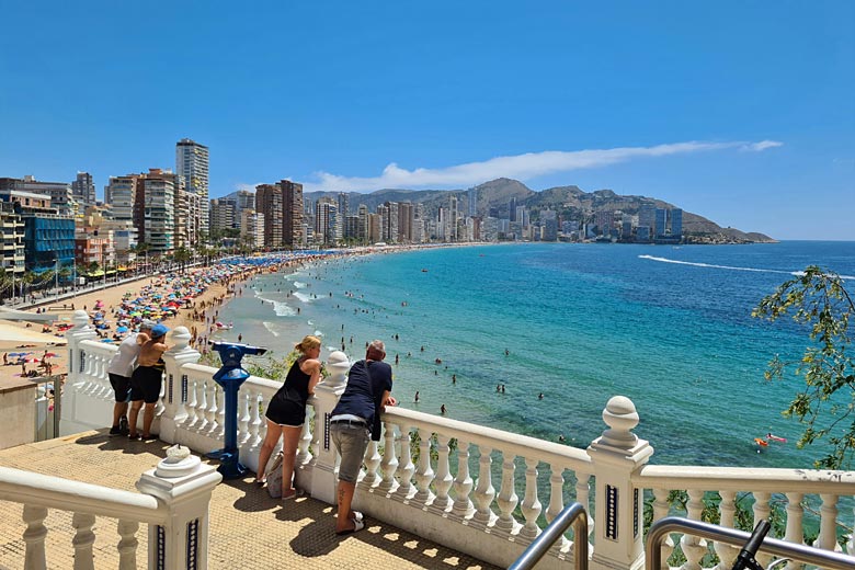 Summer on Benidorm Beach © <a href='https://unsplash.com/photos/a-group-of-people-on-a-bridge-over-a-body-of-water-v_YbwpB5yqg' target='new window o' rel='nofollow'>Martijn Vonk</a> - <a href='https://unsplash.com/license' target='new window l' rel='nofollow'>Unsplash</a>